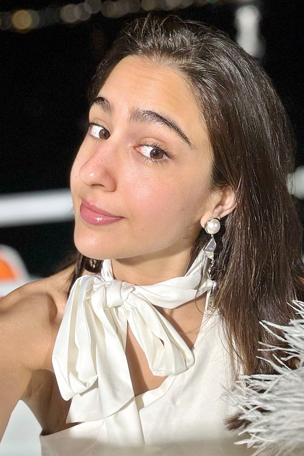 Sara Ali Khan అబన పరవడడగ ఇటలల ఎజయ చసతనన కరర